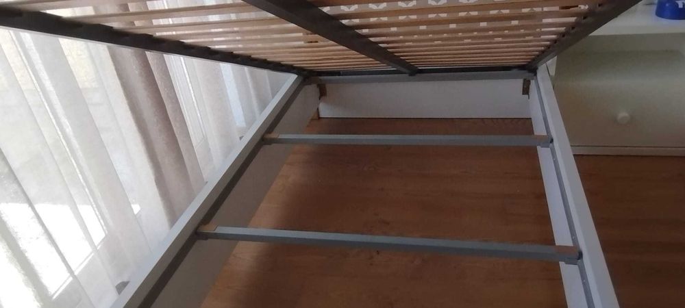 Cama de solteiro  200cm X 100cm- Como nova com colchão e estrado