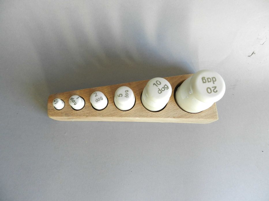 stare porcelanowe odważniki do wagi szalkowej