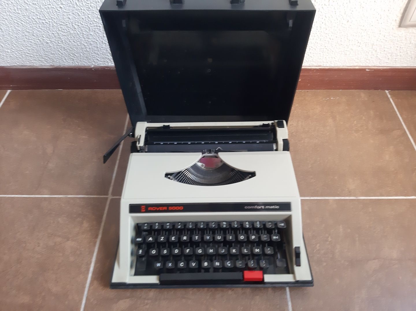 Máquina de escrever com caixa