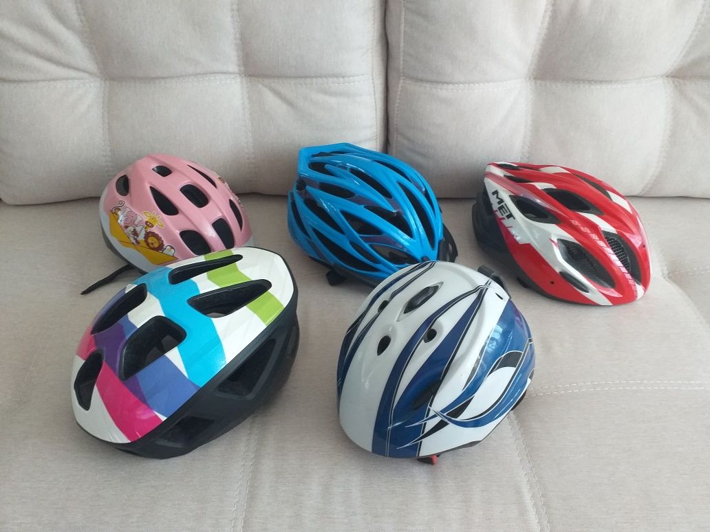 Шлем для езды на велосипеде.