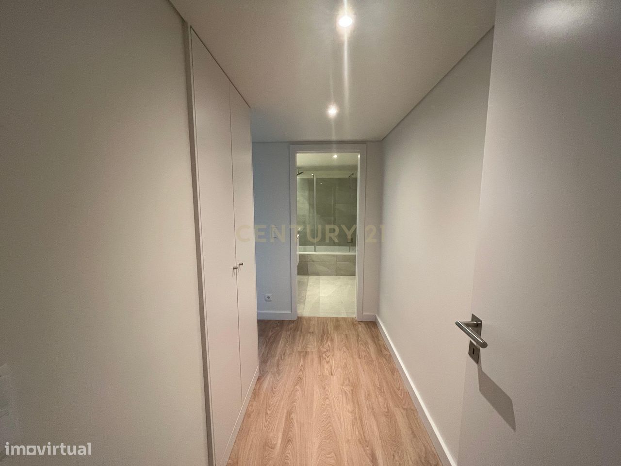 Ótimo T4 no Empreendimento VALRIO, com 189m2,  5WCs e dois parqueament