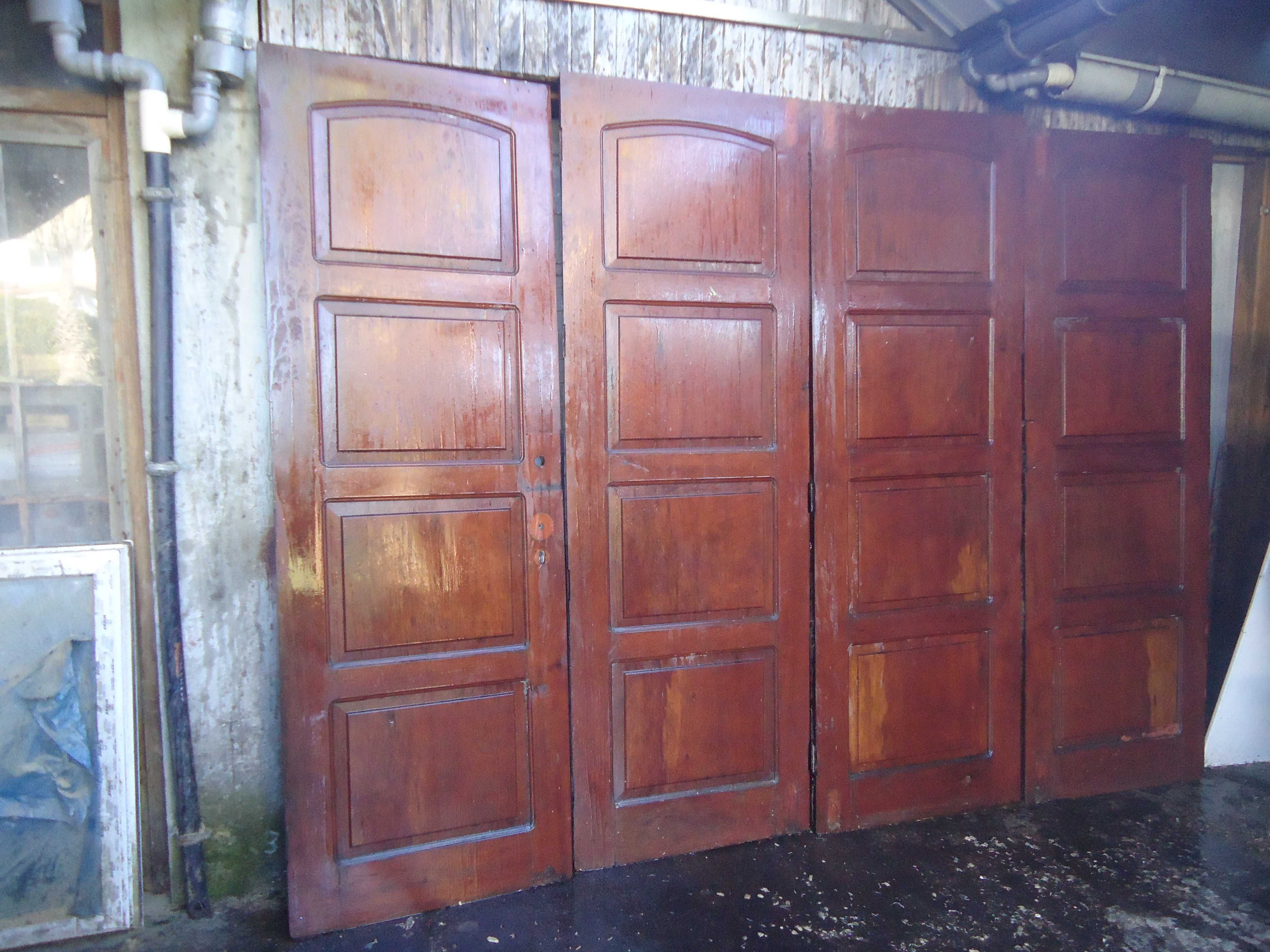 janelas e portas em madeira