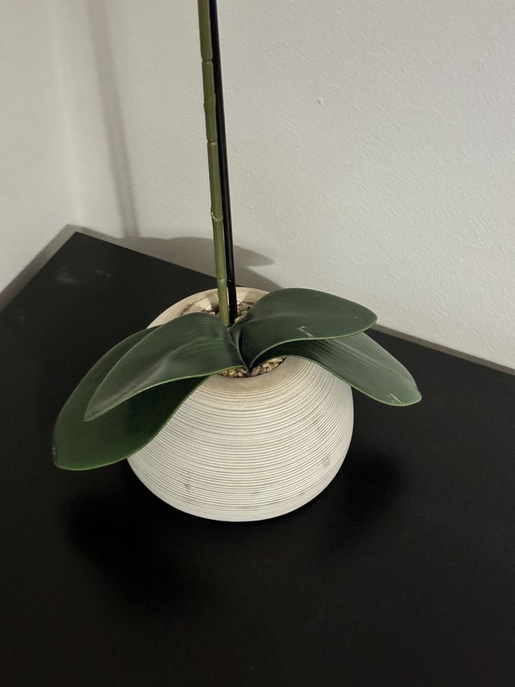 Planta falsa decorativa com vaso
