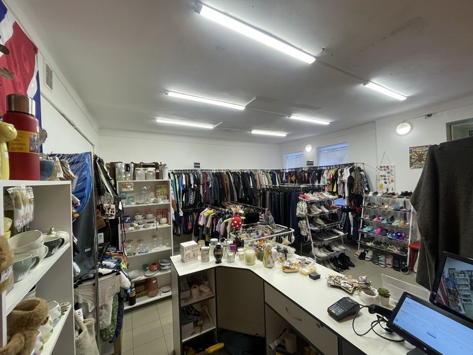 Діючий магазин одягу/взуття/дрібнички
