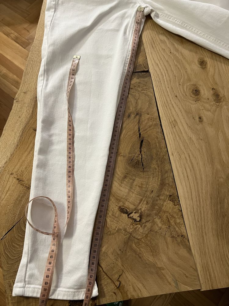Białe spodnie skinny Mango