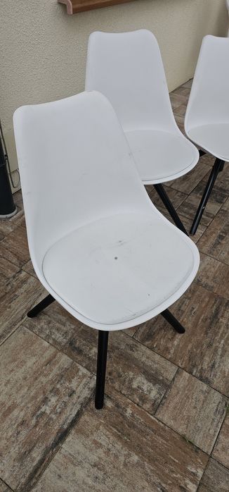 Krzesła białe plastikowe z czarnymi nogami modern 4 sztuki