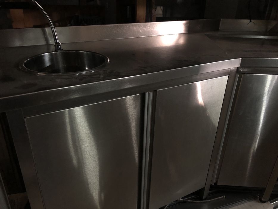 Escaparate em inox de canto com Pio e Torneira de pedal