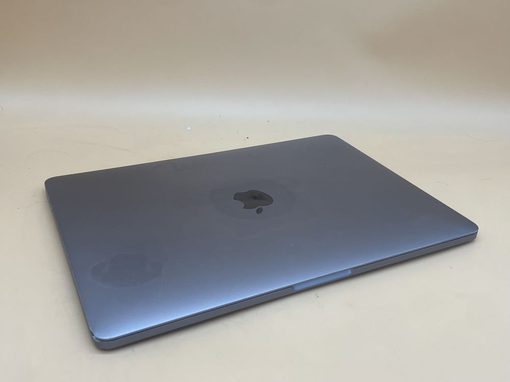 Macbook pro 2018 13.3 8gb  256 gb ssd i5 touchbar