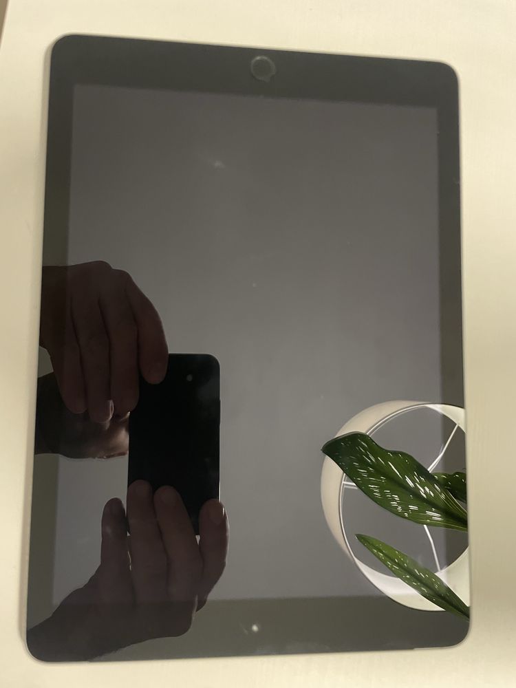 iPad 5. generacji (2017, 9,7″) Wi‑Fi + Cellular 32 GB