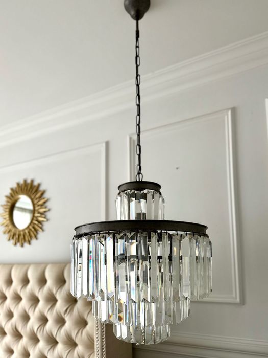 Elegancki żyrandol ze szklanymi kryształkami.