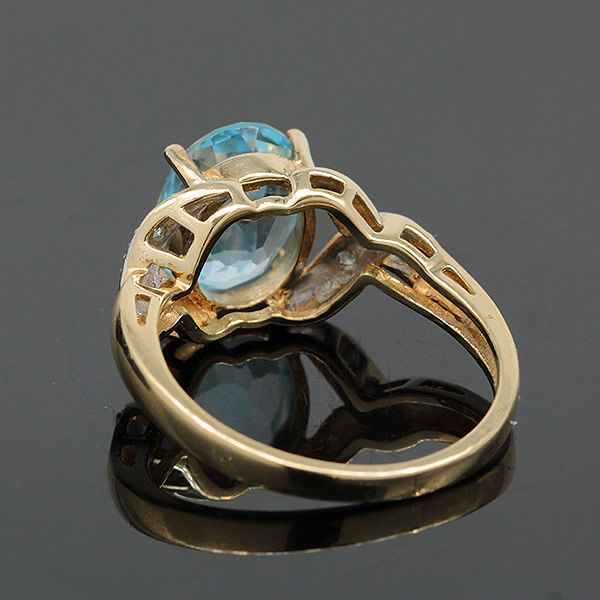 Złoty pierścionek z jasnoniebieskim topazem i diamentami 9K