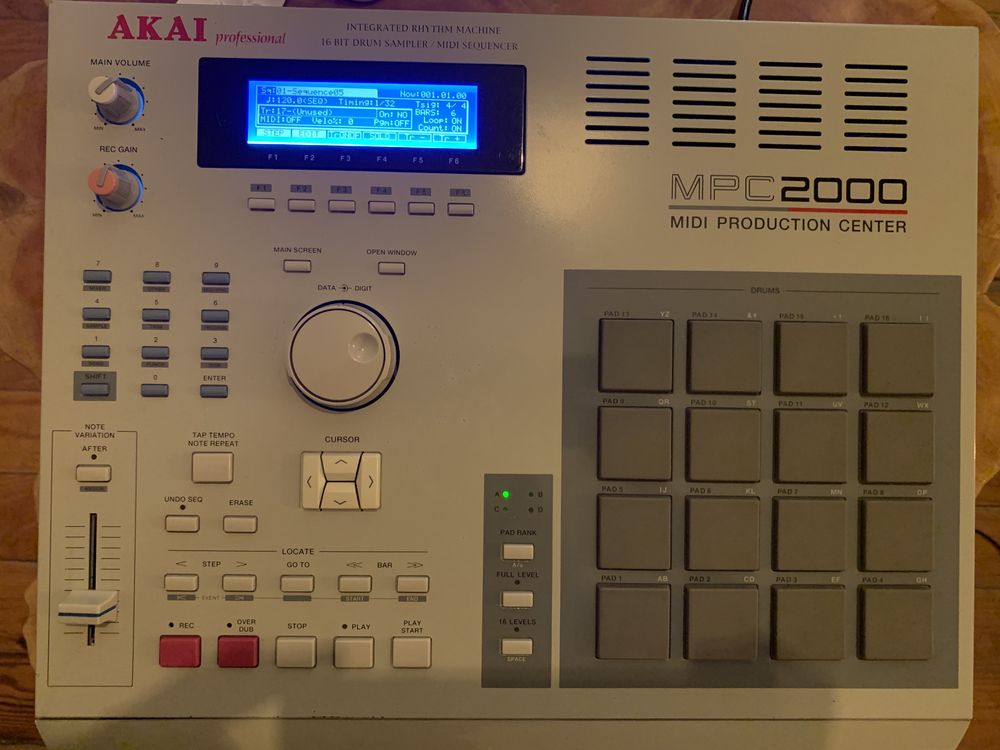 Akai mpc 2000 em otimo estado sampler vintage ecra perfeito