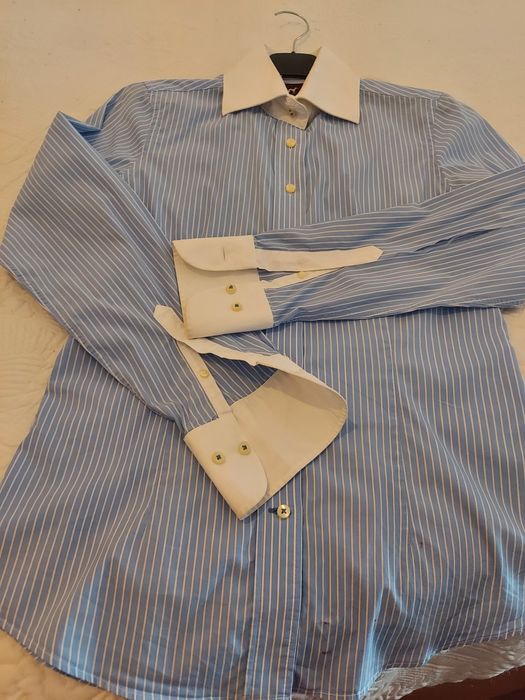 Camisa feminina da Sacoor riscas azuis e brancas