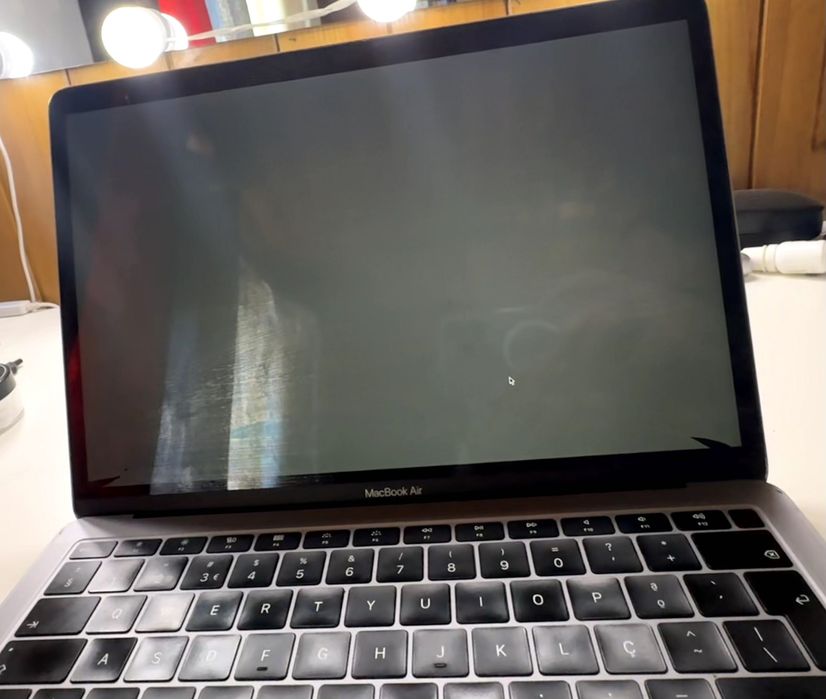 MacBook Air 2019 (Ecrã Rachado)