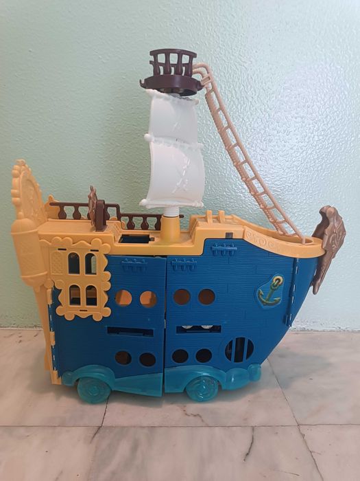 Barco brinquedo usado em bom estado