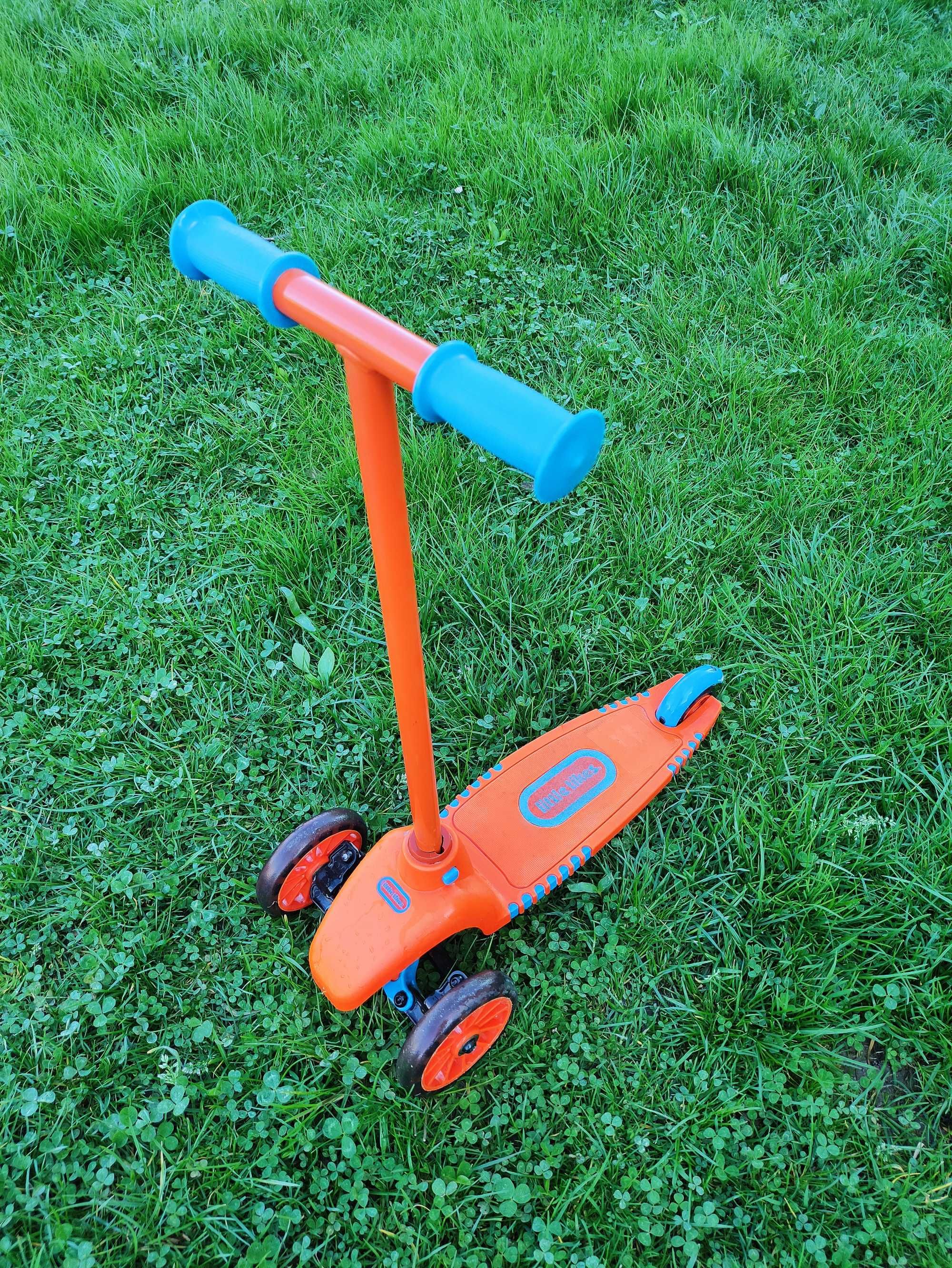 Hulajnoga balansowa trzykołowa little tikes.