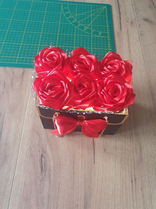 Flower box róze że wstążki