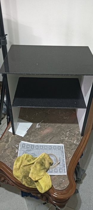 Mesinha de cabeceira ou armário/ estrutura de arrumação