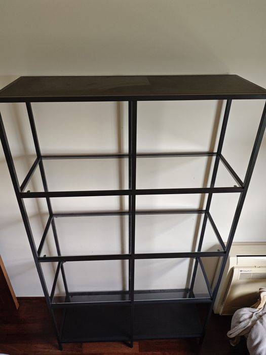 Estantes metálicas e vidro.