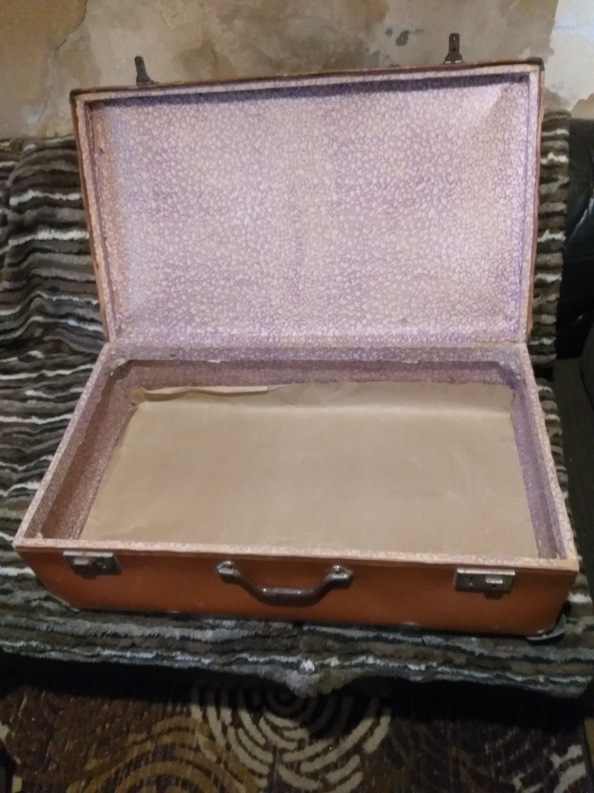 Mala de cartão antiga em bom estado com 70×40×20 cm .
