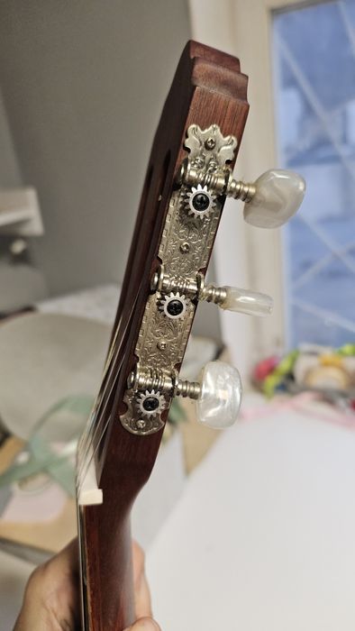 Акустична гітара з підставкою