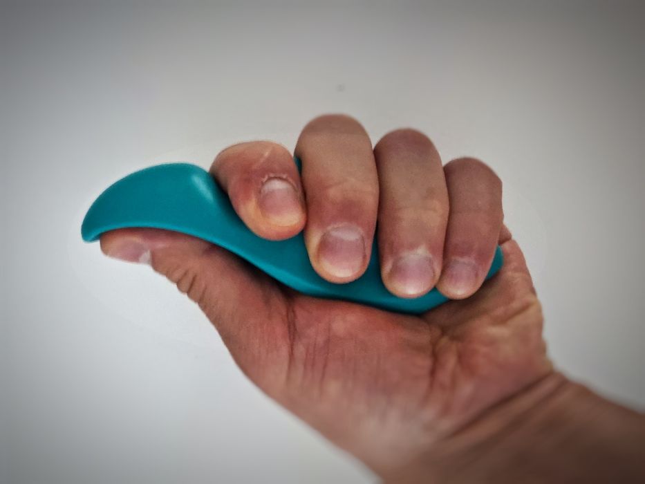 Przyrząd do masażu odciążający kciuk