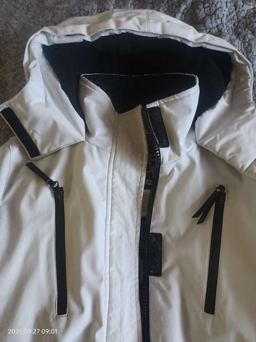 Продається жіноча куртка весняно-осіння