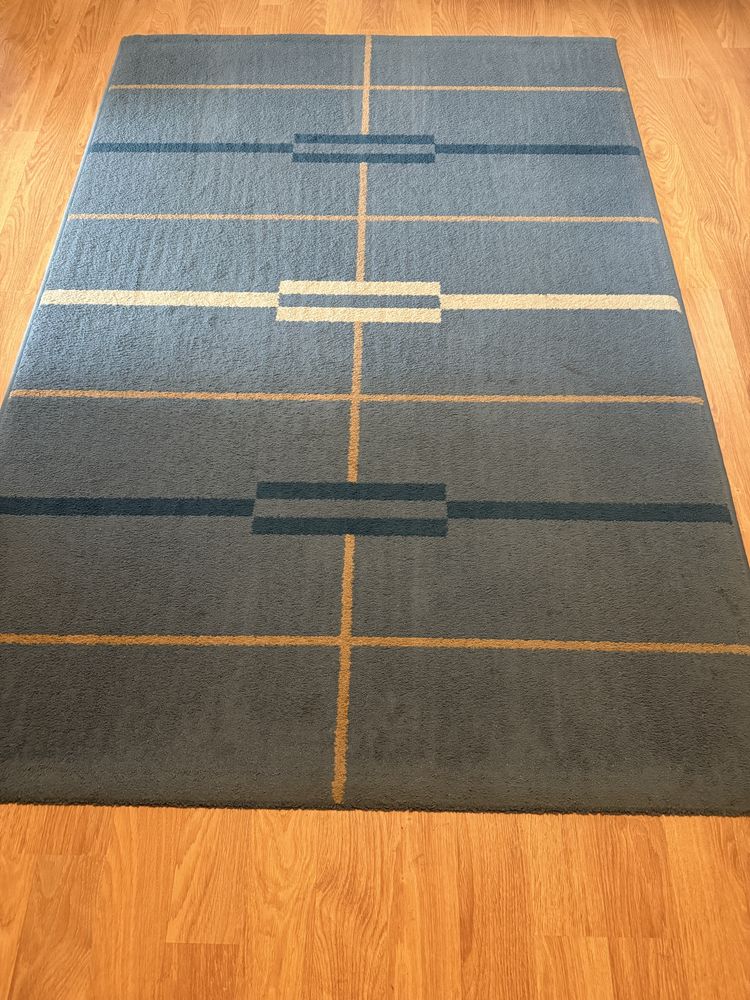 Carpete azul e creme