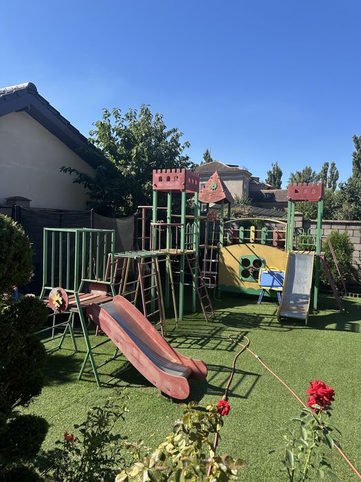 Металевий вуличний дитячий майданчик з батутом та пісочн. Чудовий стан