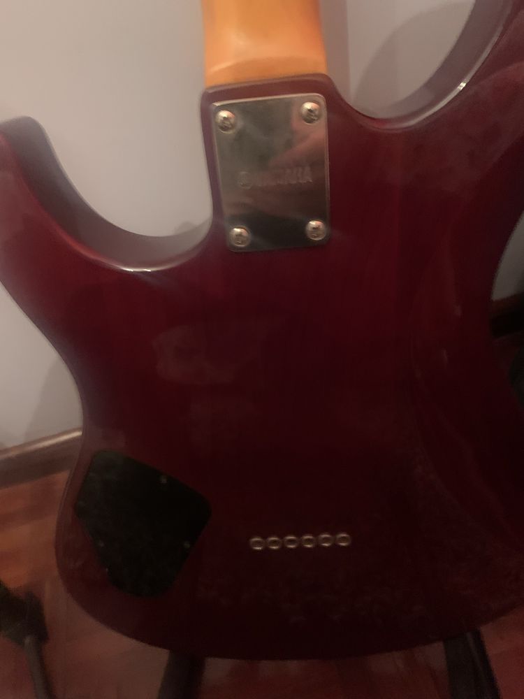 Guitarra yamaha HFM 611