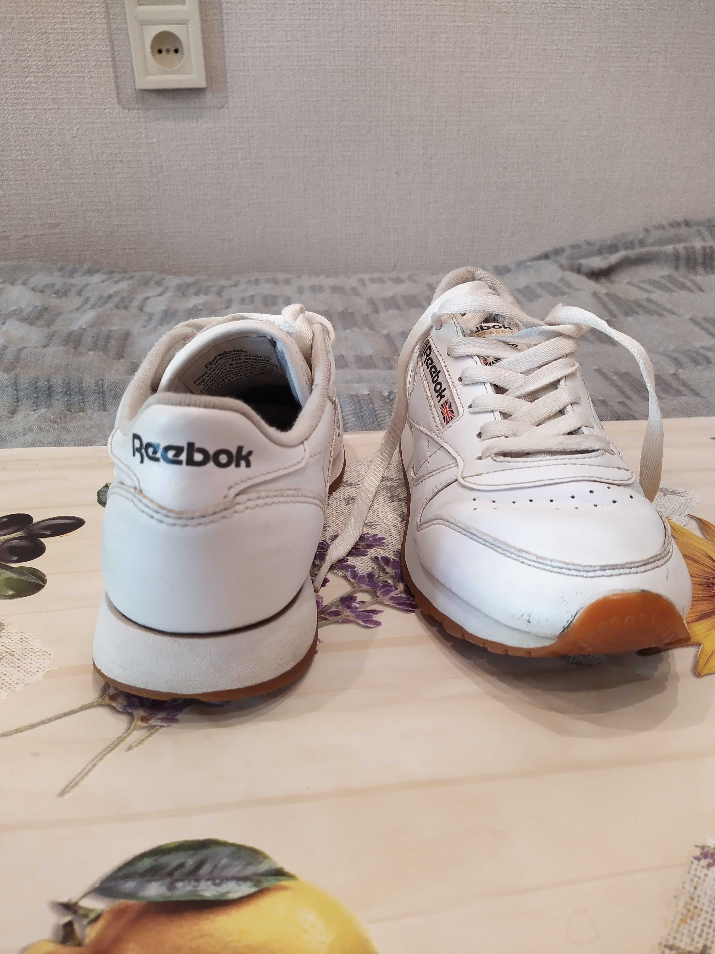 Продам женские кроссовки бренда Reebok
