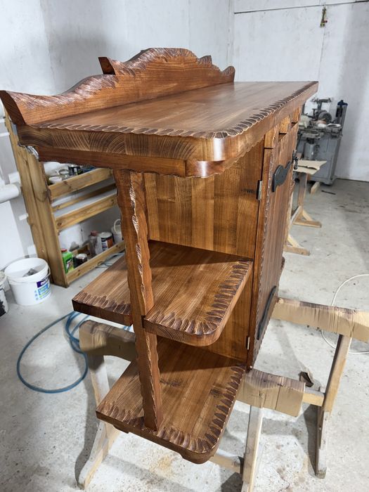 Комод із натурального дерева.