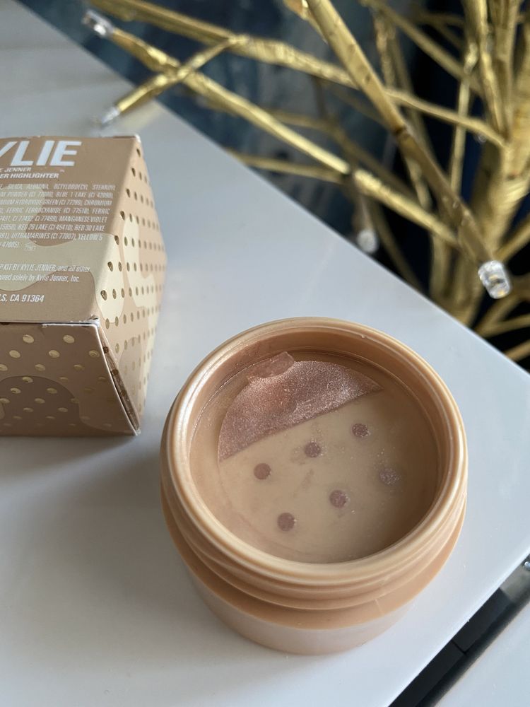 Oryginalny rozświetlacz Kylie Cosmetics Fiji Loose Powder Highlighter