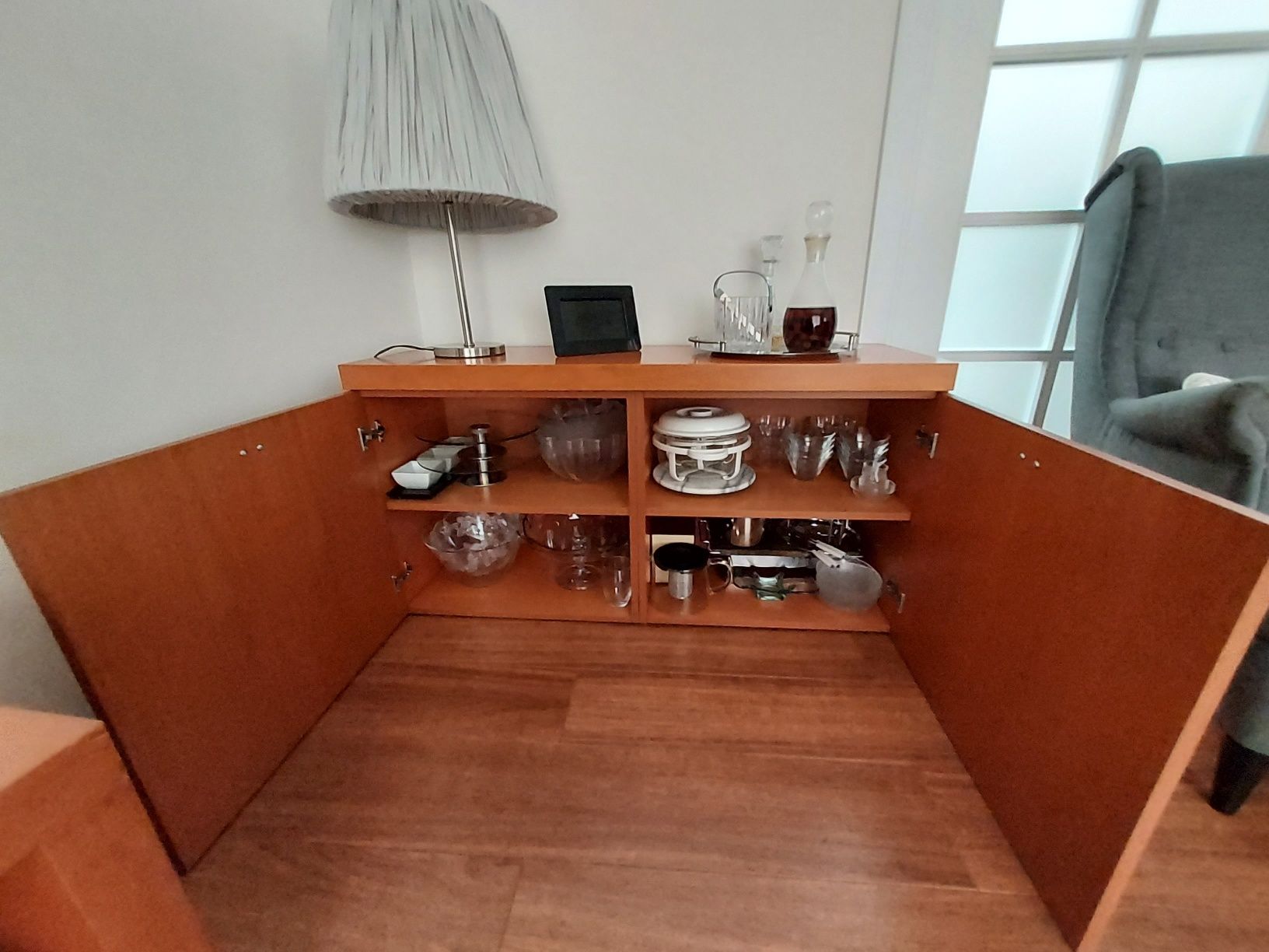 Conjunto móveis e mesa de sala com cadeiras