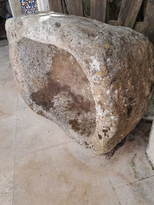 Pia de pedra / bebedouro de animais