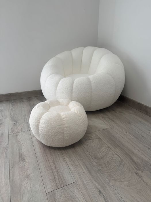 Pufa relaksacyjny Bouclé Bloom z podnóżkiem – Twoja chmurka w salonie