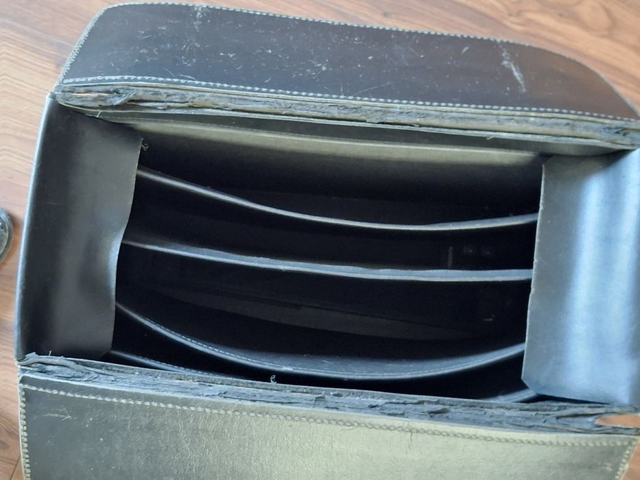 Dyplomatką- neseser  ze skóry