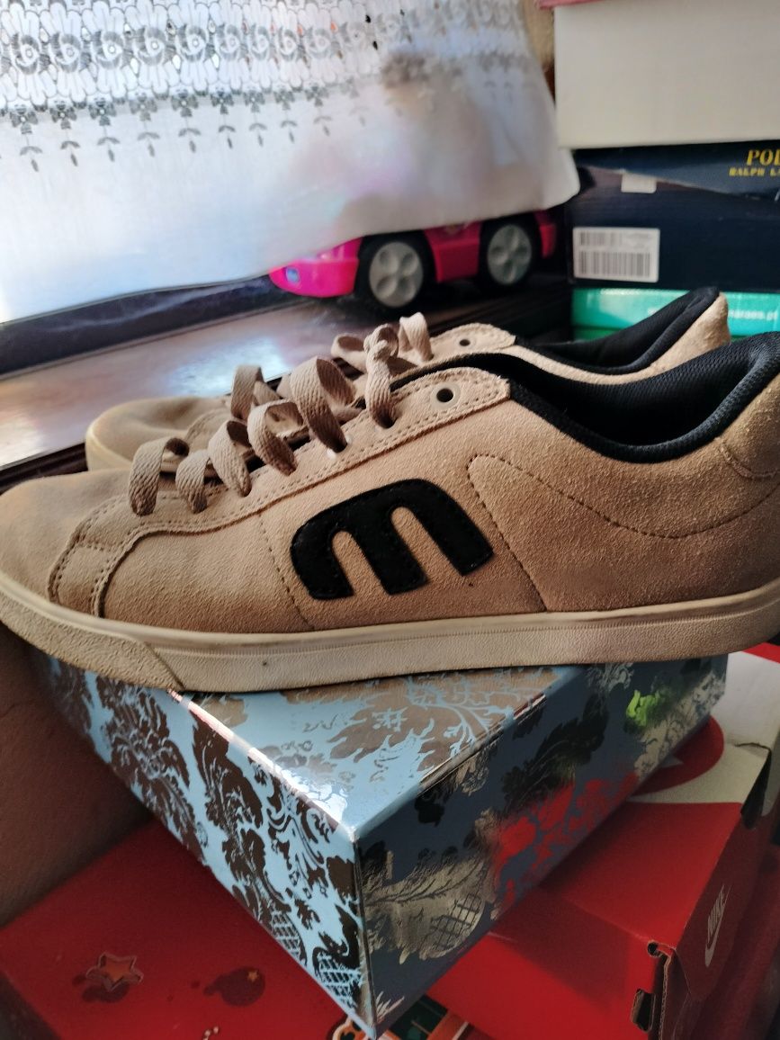 Sapatilhas etnies como novas