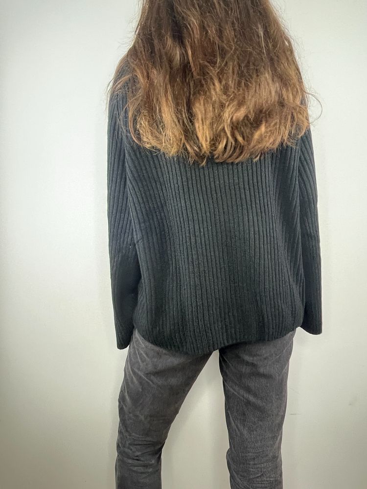Czarny sweter z szerokimi rekawami Rainbow rozmiar 44/46