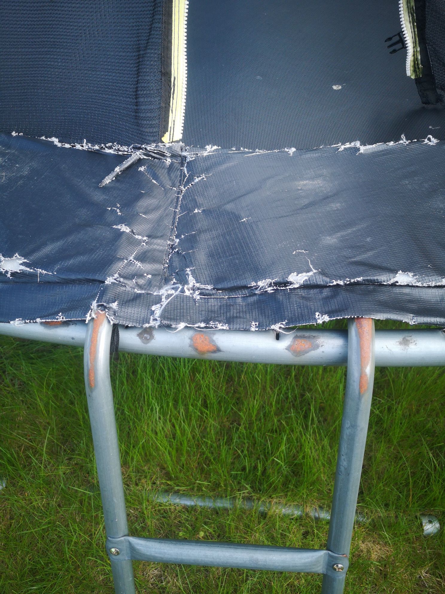 Sprzedam 2 letnią trampolinę  4.2 m