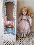 Boneca em porcelana nova