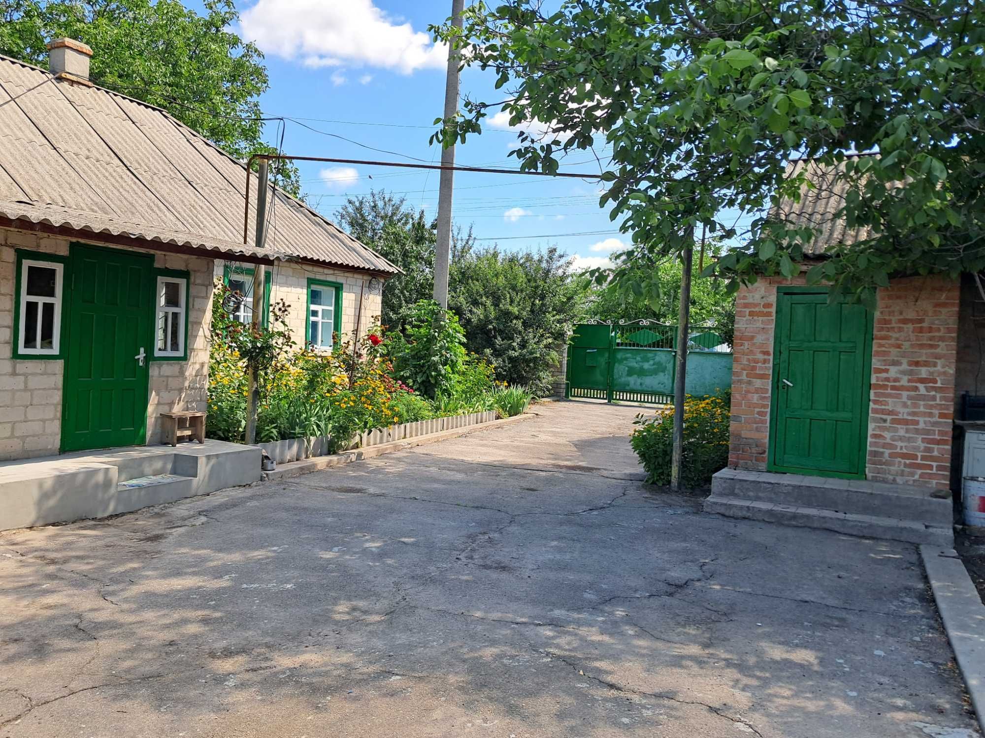 Чудова садиба з невеличким будинком