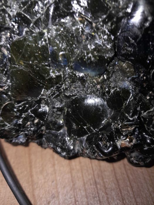 Pedra preciosa Turmalina negra e cristalizadoa