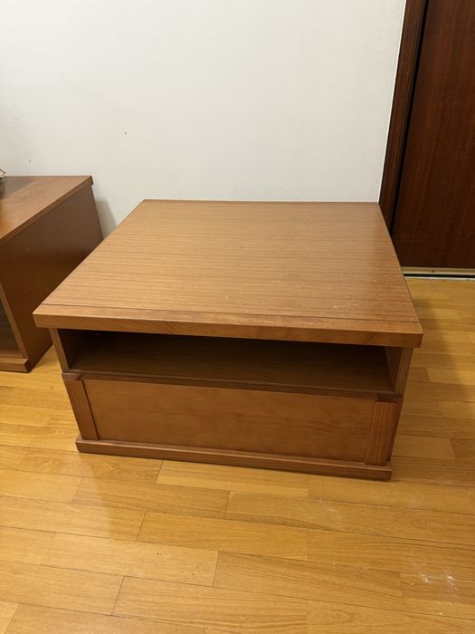 Mesa de apoio em madeira com prateleira e gaveta