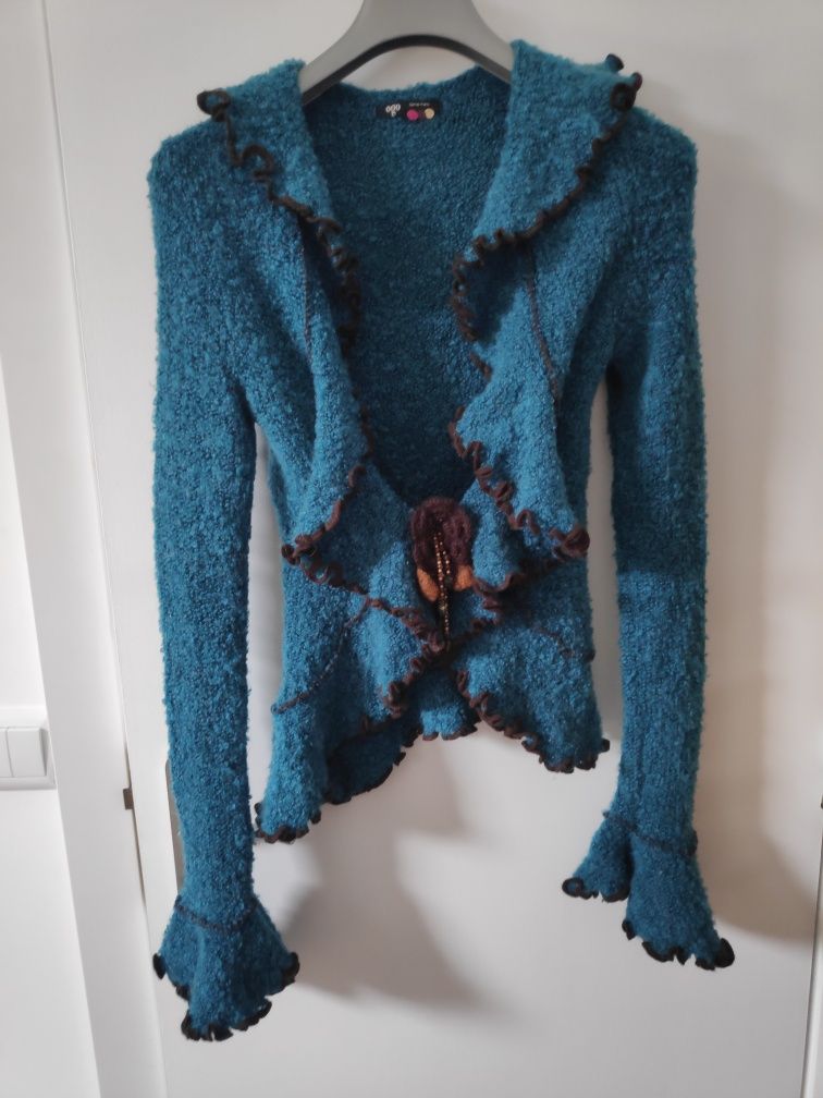 Peça muito especial, elegante feita de missangas com muita classe.
