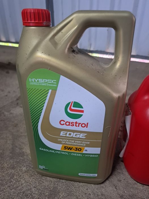 Vendo OLeo AINDA SELADO 5W-30 e um jarricã novo