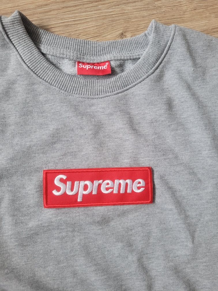 Szara bluza z napisem supreme