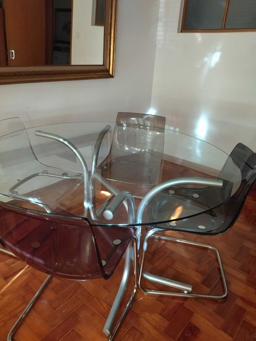 Mesa com tampo de vidro e 4 cadeiras IKEA