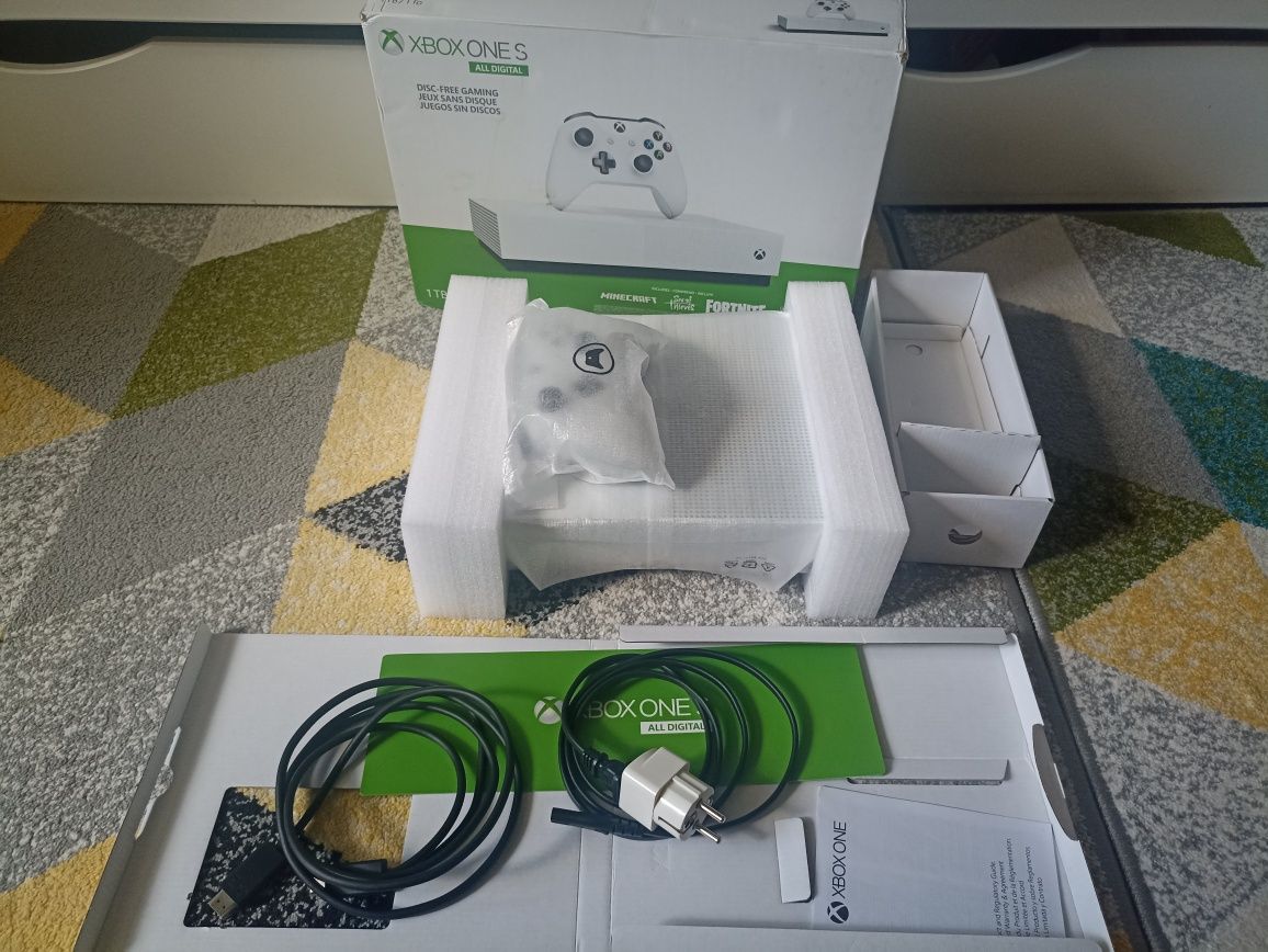 Xbox One S digital edition 1Tb комплект + бонус