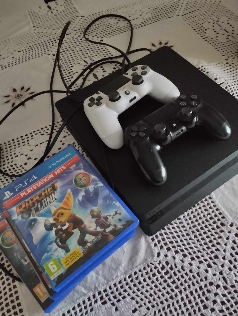 PS4 Pro 1 TB, 2 comandos e 3 jogos